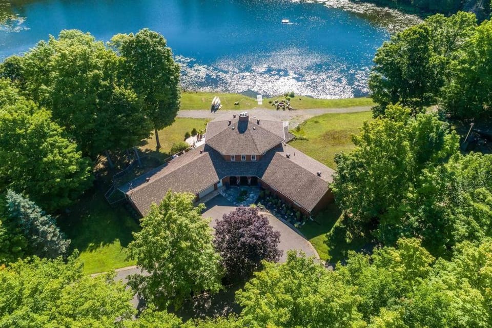Kings Wee Castle 6BR Serene Luxury Family Retreat House in Bancroft