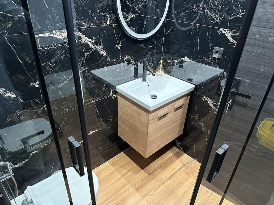 Port Brown Suite 2 Apartment in Pireas