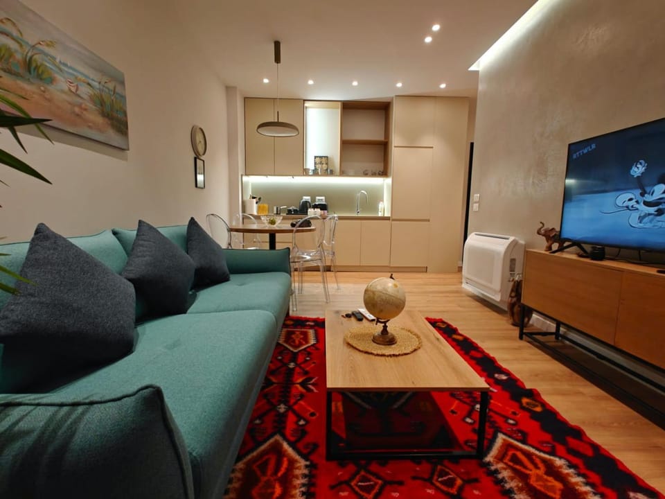 Communal lounge/ TV room, TV and multimedia, Living room, Seating area, Evening entertainment