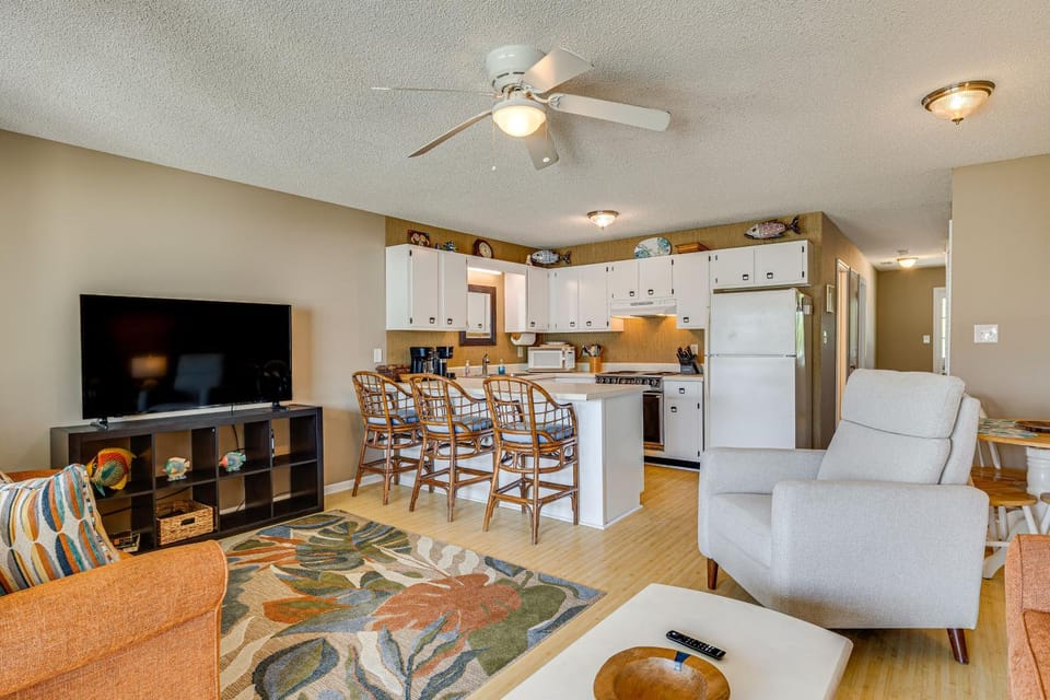 Emerald Isle Condo Near Beach w/ Screened Porch! House in Emerald Isle