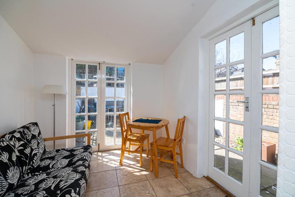 Bright Spacious Double Bedroom Bed and Breakfast in London