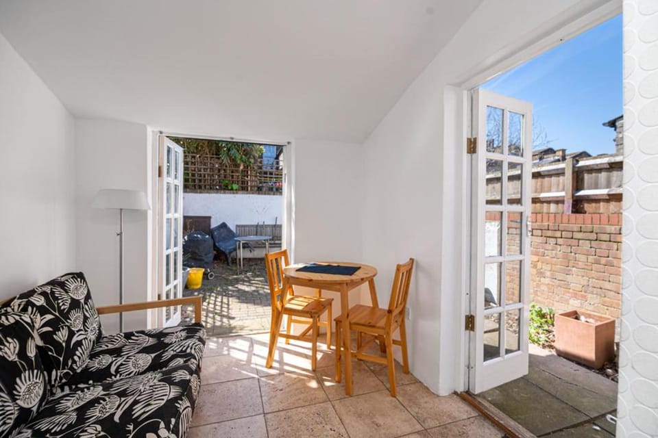 Bright Spacious Double Bedroom Bed and Breakfast in London