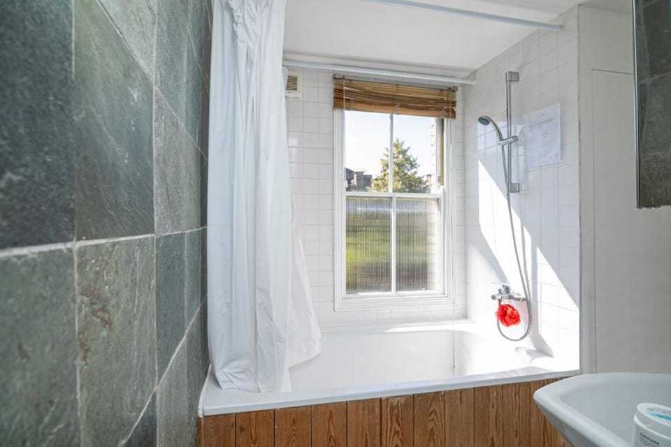 Bright Spacious Double Bedroom Bed and Breakfast in London