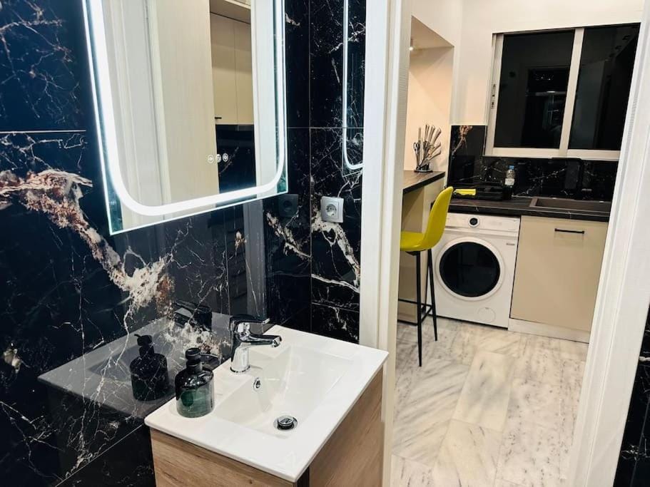 Grey Suite at Piraeus Port Apartment in Pireas