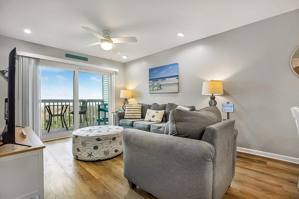 TV and multimedia, View (from property/room), Balcony/Terrace, Living room, Seating area, Dining area, Sea view