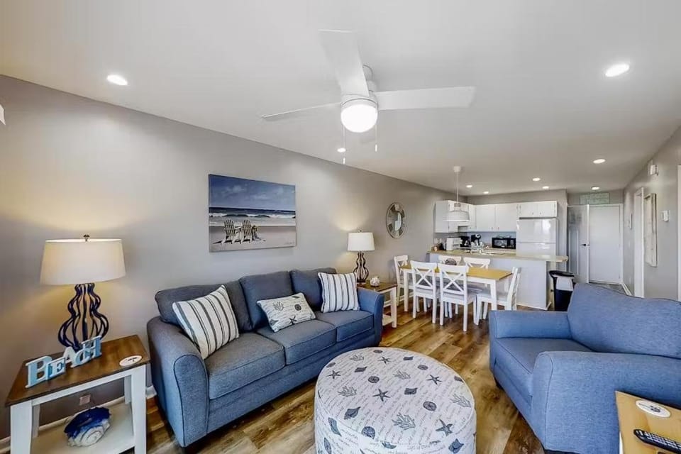 TV and multimedia, Coffee/tea facilities, Kitchen or kitchenette, Living room, Seating area, Dining area, microwave, oven, stove, kitchen