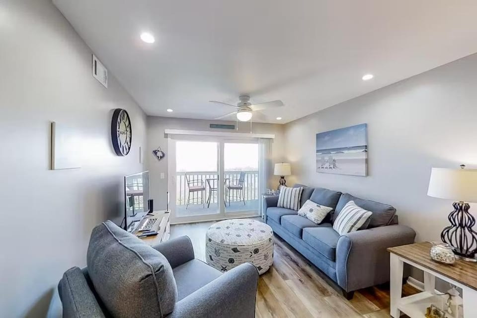TV and multimedia, View (from property/room), Balcony/Terrace, Living room, Seating area, Sea view