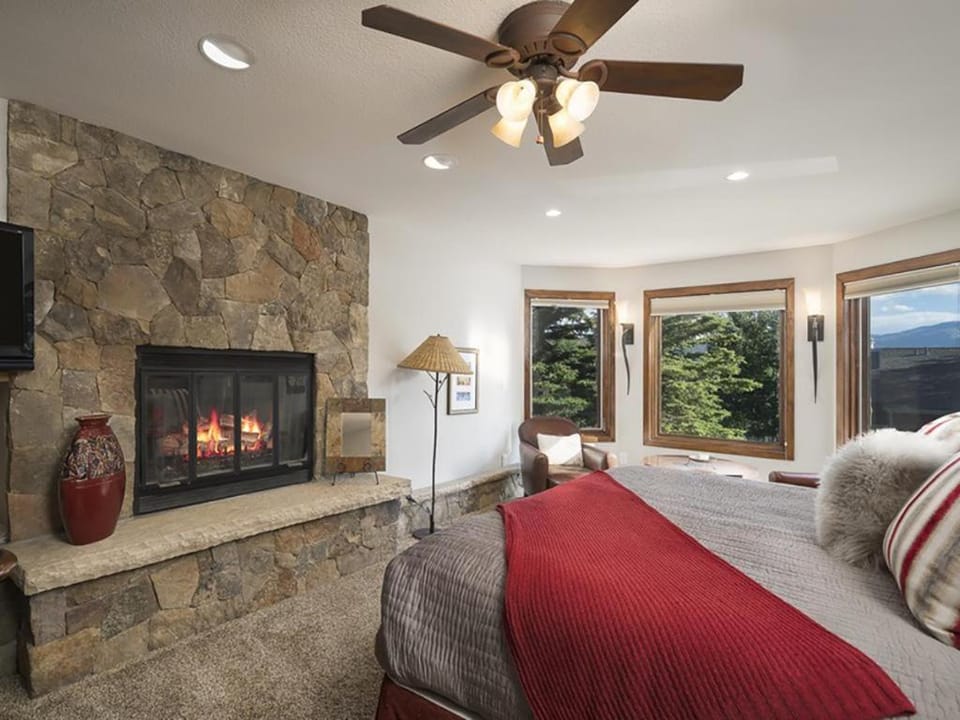 Luxury By The Lake House in Dillon