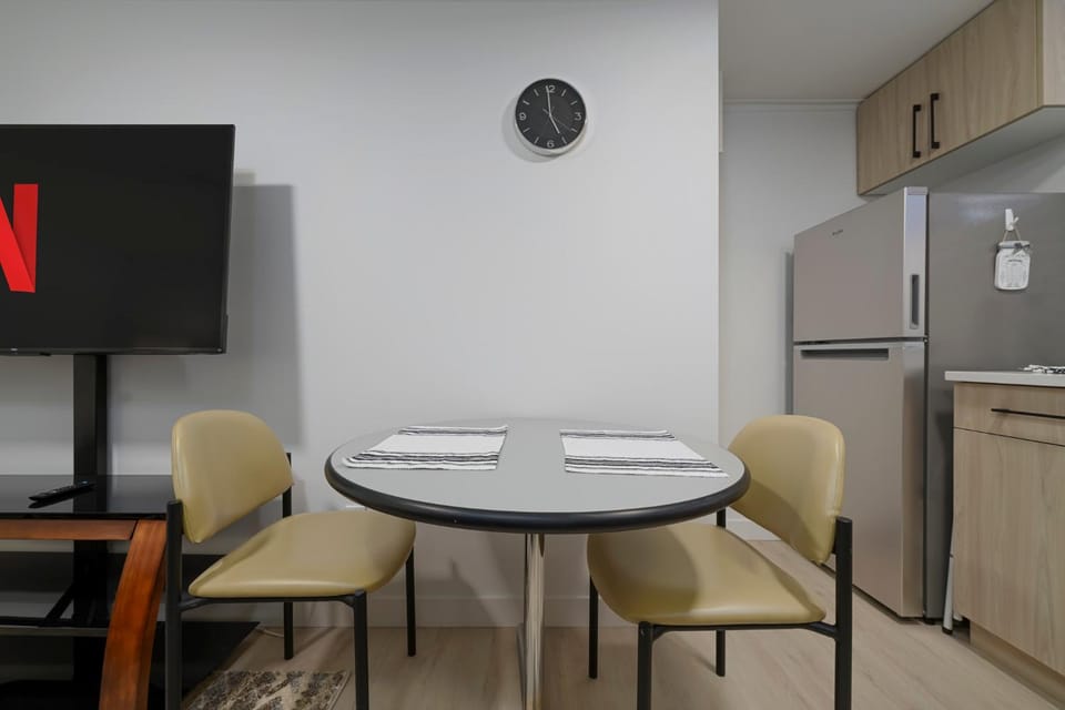 Kitchen or kitchenette, Dining area, oven, stove