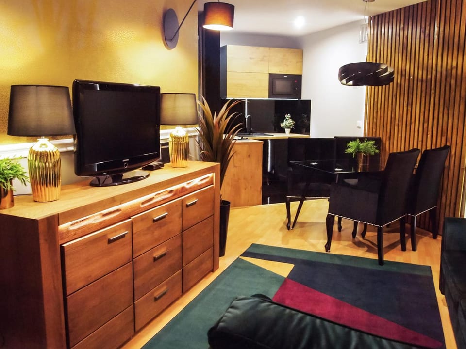 TV and multimedia, Kitchen or kitchenette, Living room