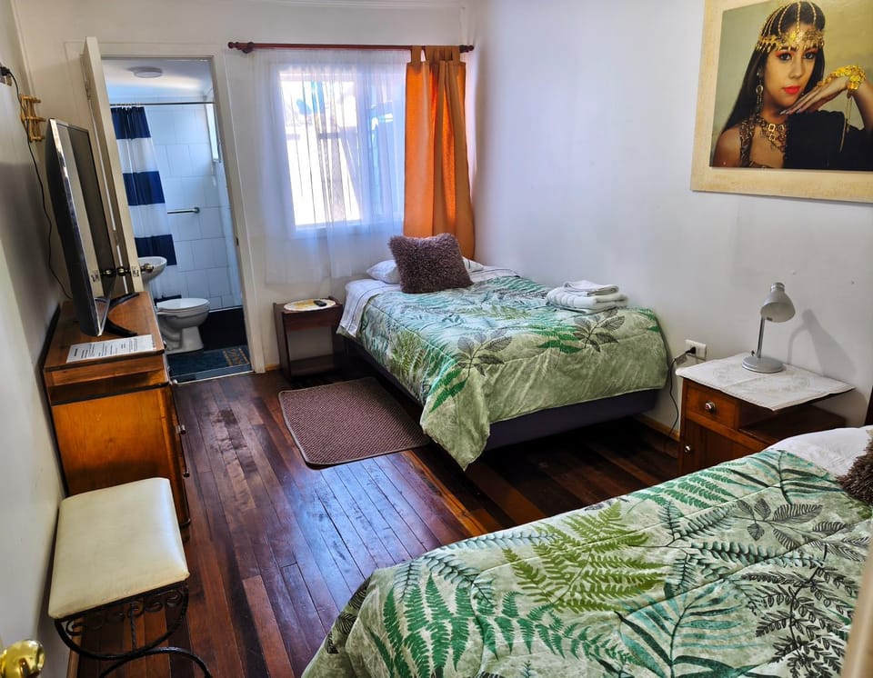 Bed, TV and multimedia, Bedroom