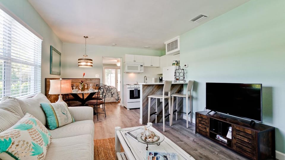 TV and multimedia, Kitchen or kitchenette, Living room, Seating area, Dining area