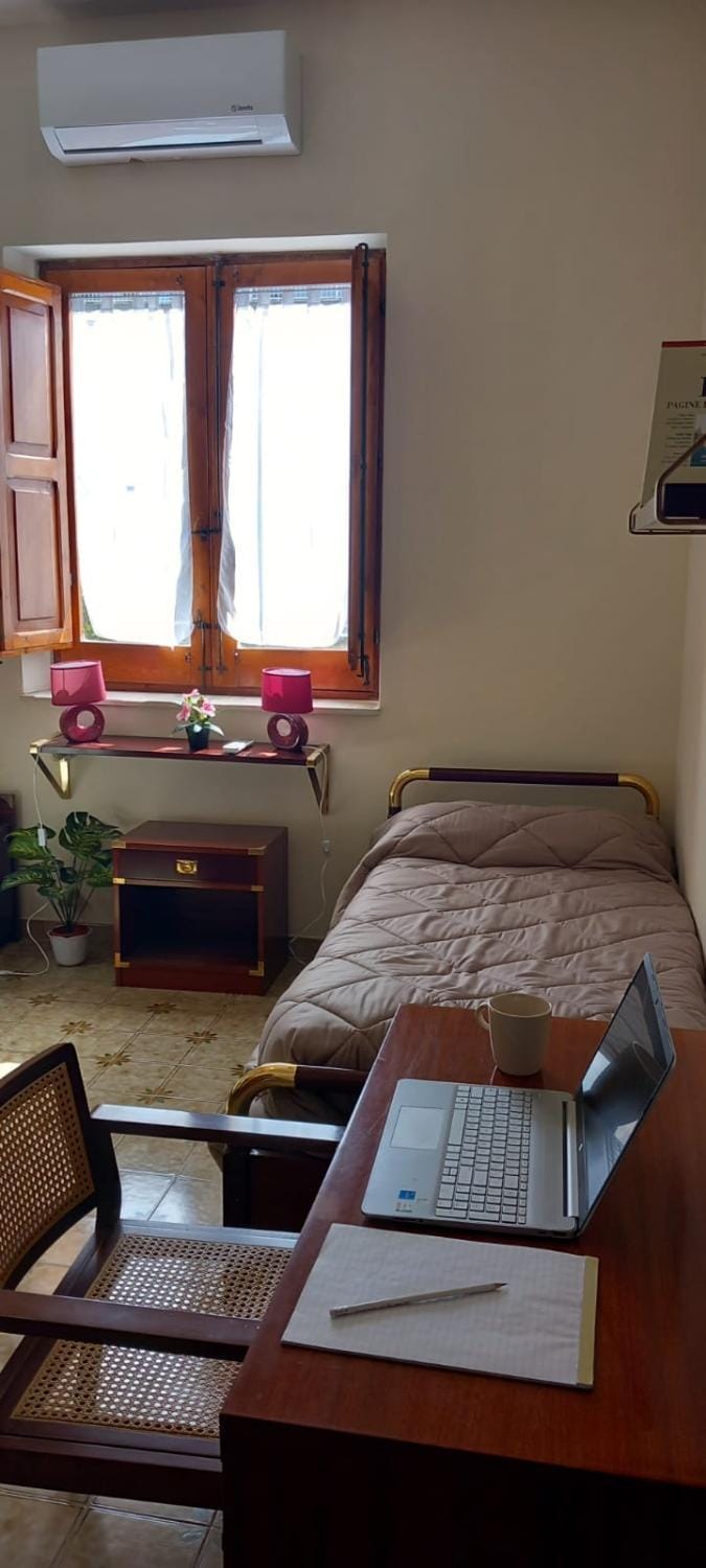 Photo of the whole room, Bedroom, internet