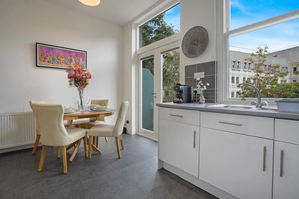 Coffee/tea facilities, Kitchen or kitchenette, Dining area
