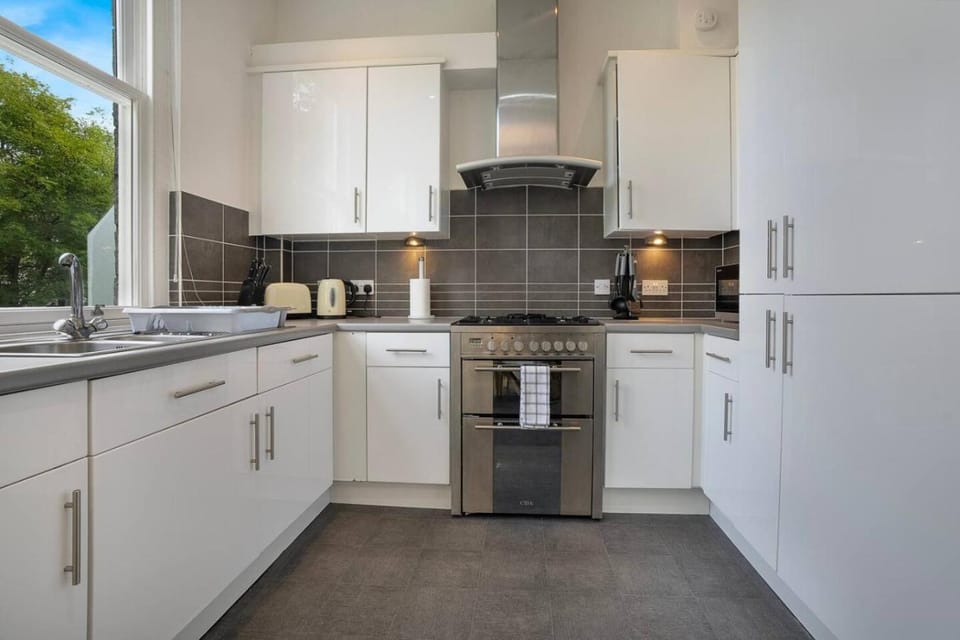 Coffee/tea facilities, Kitchen or kitchenette, microwave, oven, stove, toaster