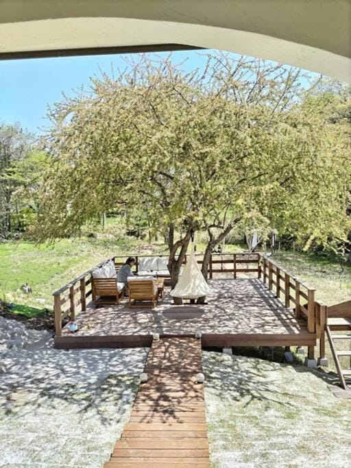 Patio, Spring, Day, Natural landscape, Garden, Dining area, Garden view