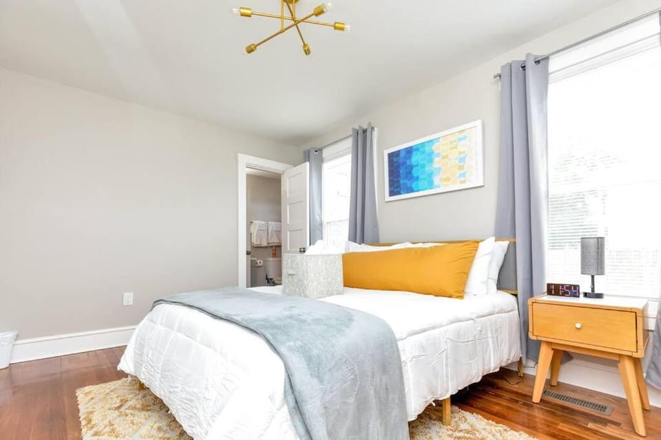 Bed, Bathroom, Photo of the whole room, Bedroom