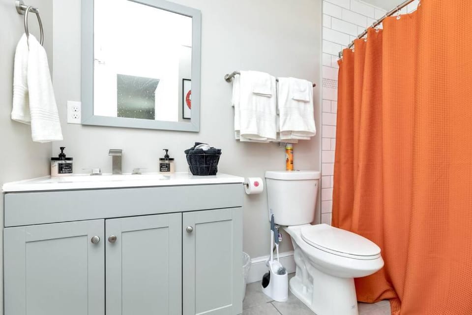 Shower, Toilet, Bathroom, towels