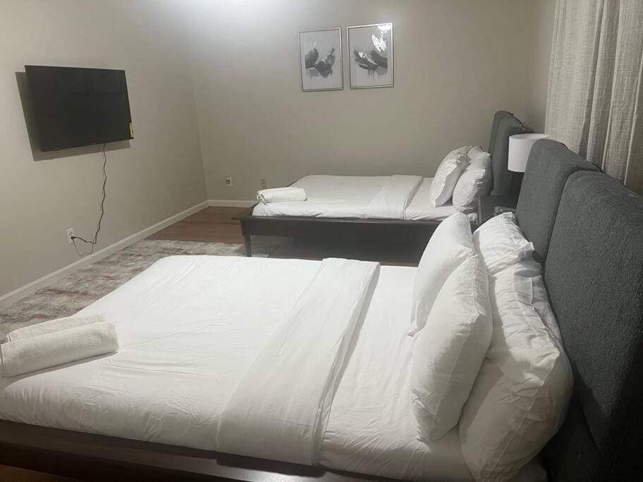 Exquisite 4 Beds Near EWR NYC Apartment in East Orange