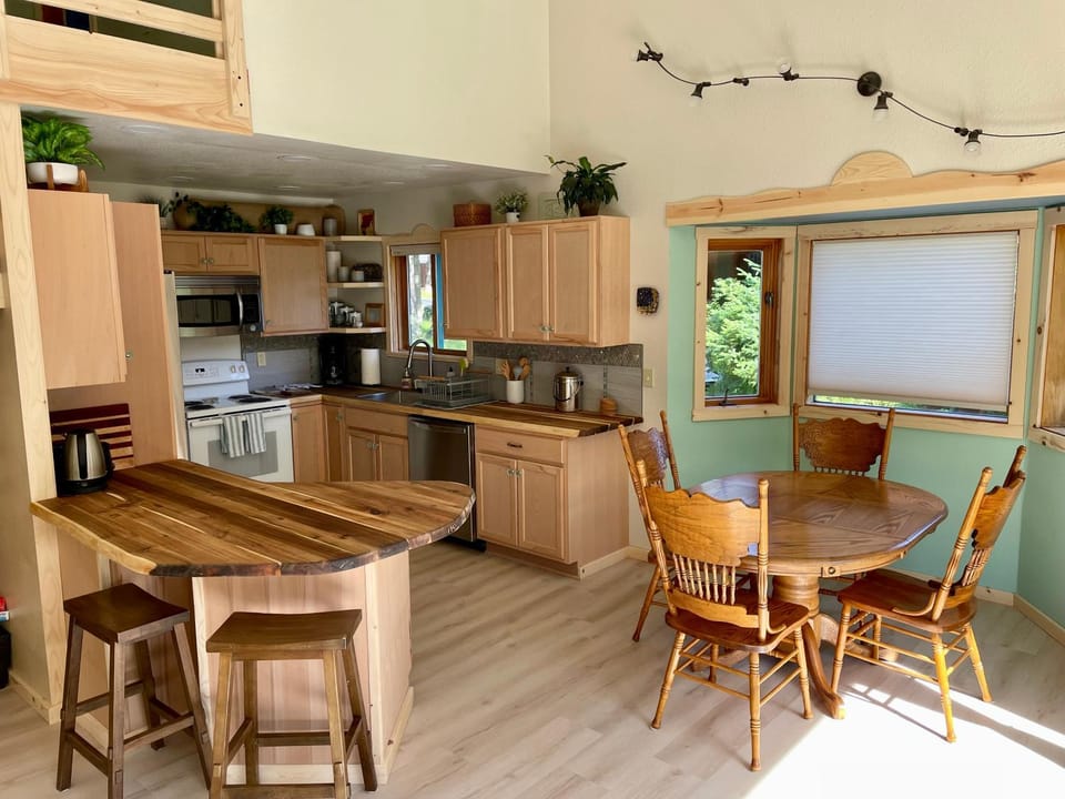Kitchen or kitchenette, Seating area, Dining area, dishwasher, oven, stove, toaster