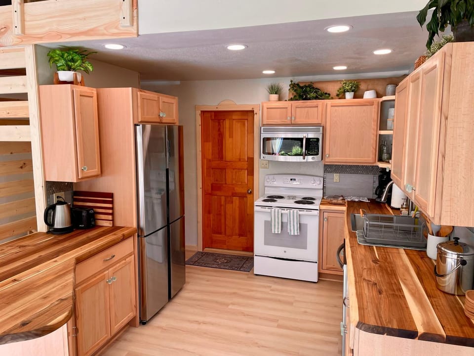 Coffee/tea facilities, Kitchen or kitchenette, dishwasher, microwave, oven, stove, toaster