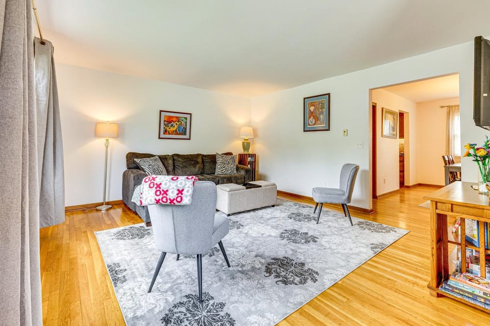 11 Mi to Dtwn Columbus Group Retreat with Fire Pit! House in Worthington