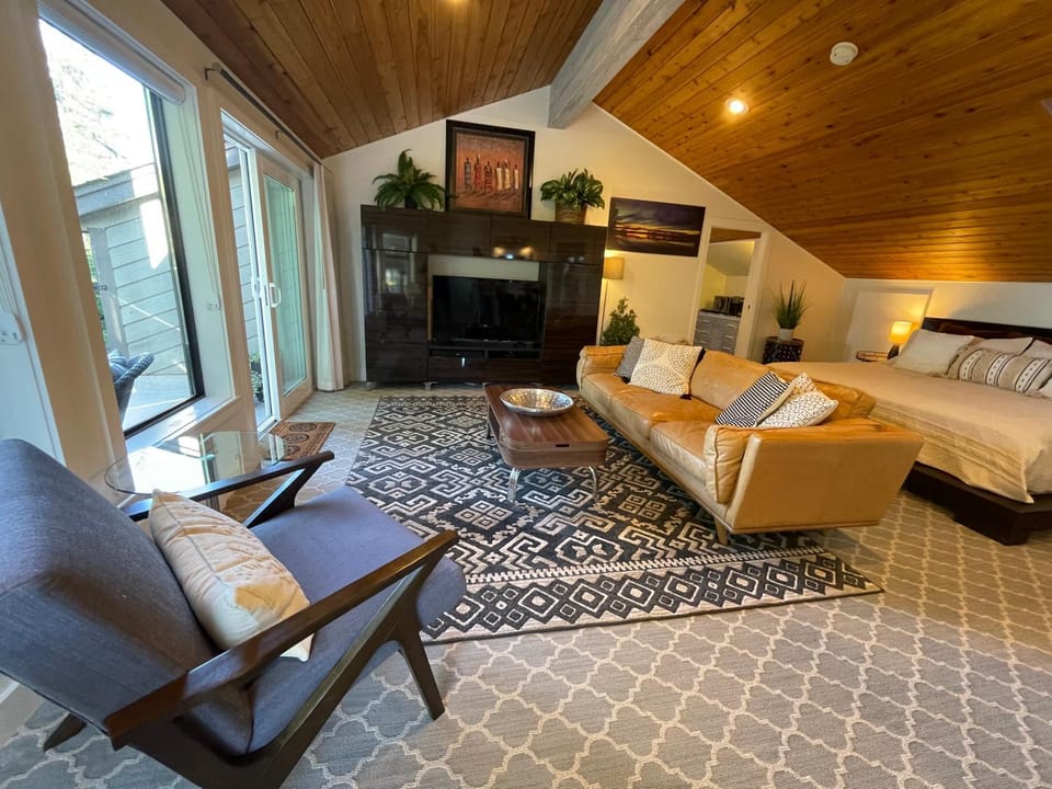 Bed, TV and multimedia, Living room, Photo of the whole room, Seating area