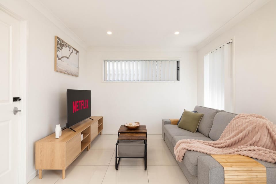 TV and multimedia, Living room, Seating area, air conditioner