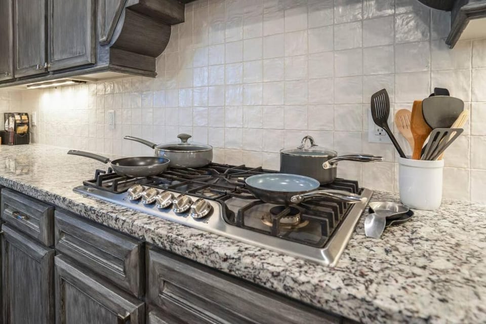 Vintage Hollywood Theater House in East Downtown Apartment in Houston