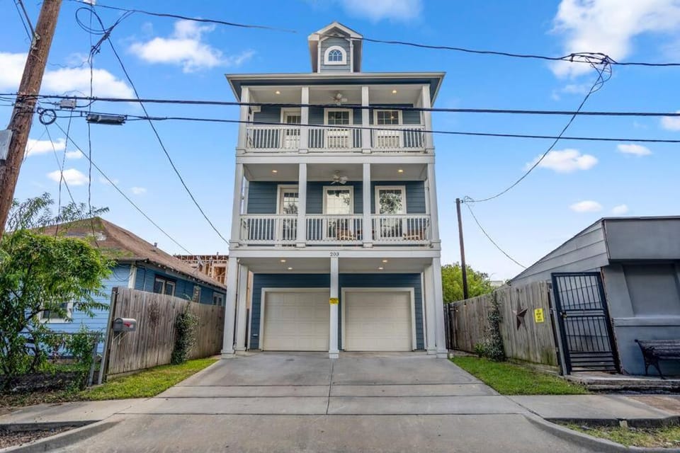 Vintage Hollywood Theater House in East Downtown Apartment in Houston