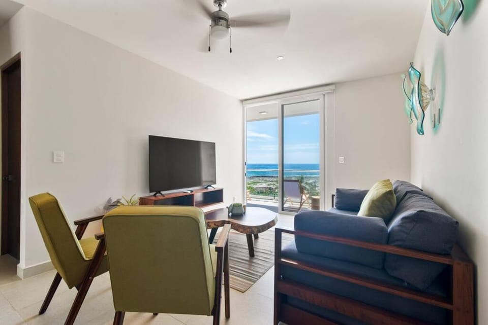 TV and multimedia, View (from property/room), Balcony/Terrace, Living room, Seating area, Sea view, air conditioner