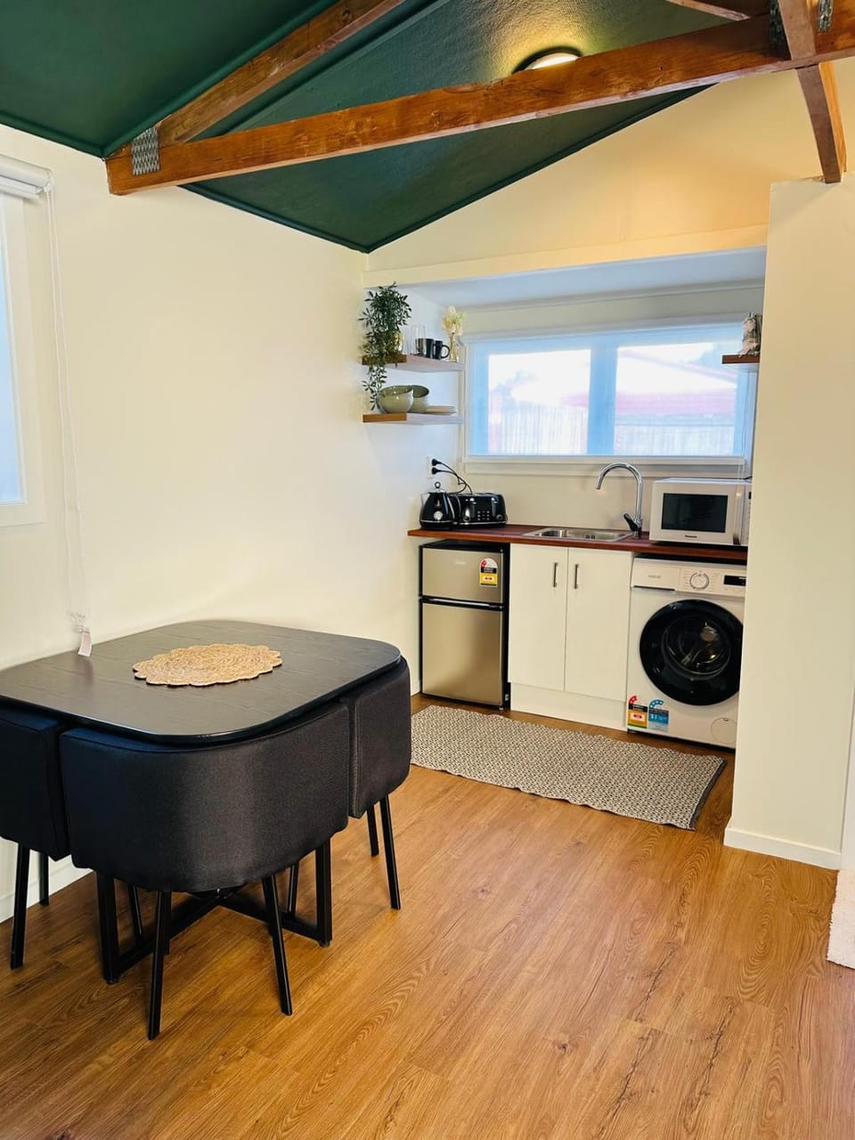 Kitchen or kitchenette, Dining area, toaster, washing machine