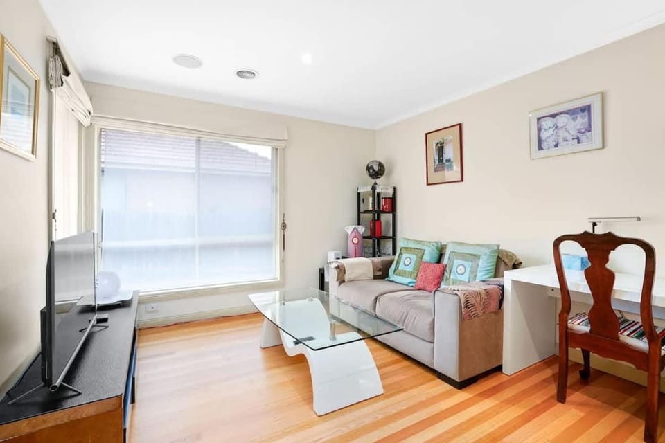 Perfectly Located Townhouse in heart of Ringwood House in Melbourne