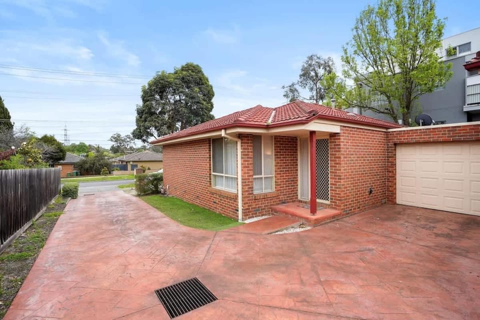 Perfectly Located Townhouse in heart of Ringwood House in Melbourne