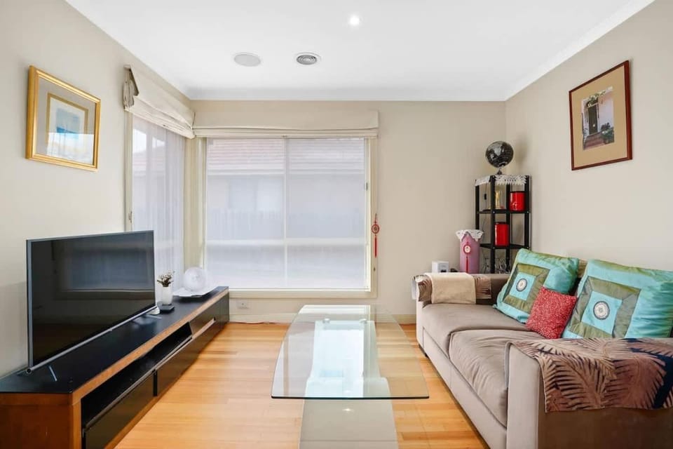 Perfectly Located Townhouse in heart of Ringwood House in Melbourne