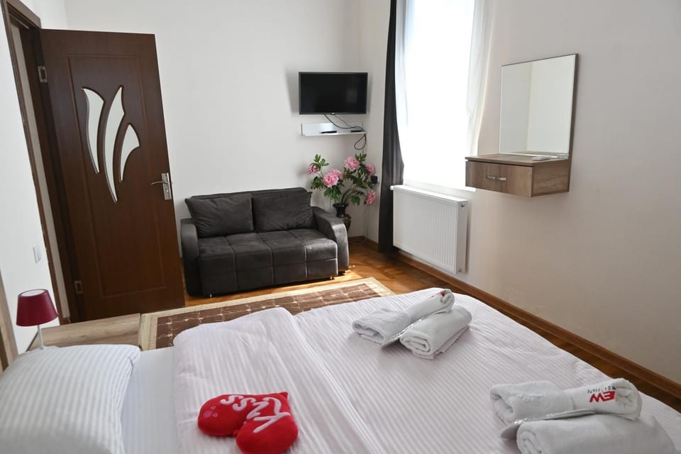 Bed, TV and multimedia, Photo of the whole room, towels, wardrobe