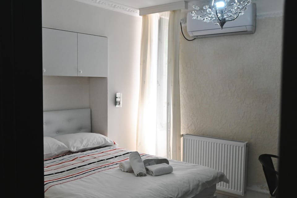 Bed, Photo of the whole room, Bedroom, internet, towels, air conditioner
