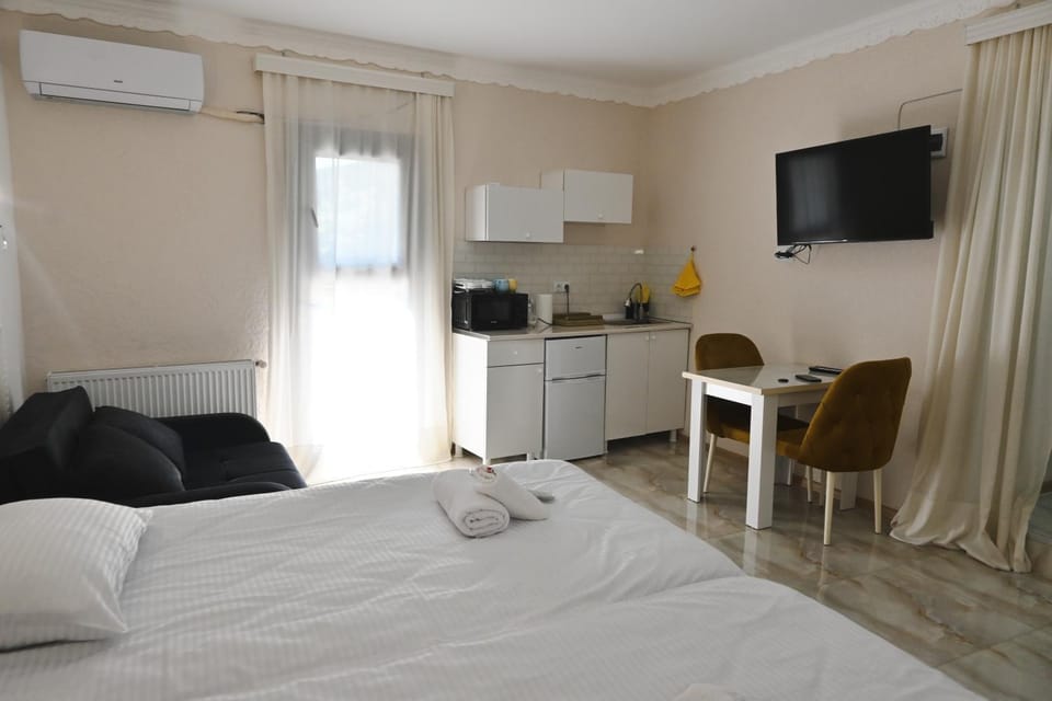 Bed, TV and multimedia, Kitchen or kitchenette, Living room, Photo of the whole room, Seating area, Dining area, Bedroom, minibar, towels, air conditioner