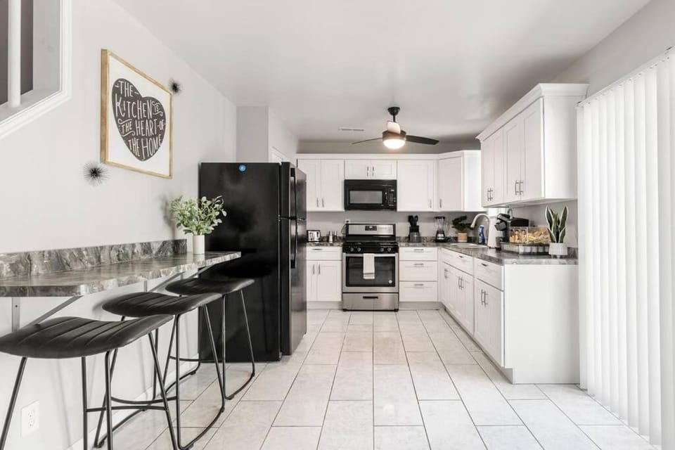 Kitchen or kitchenette, Dining area, oven, pet friendly, stove, toaster