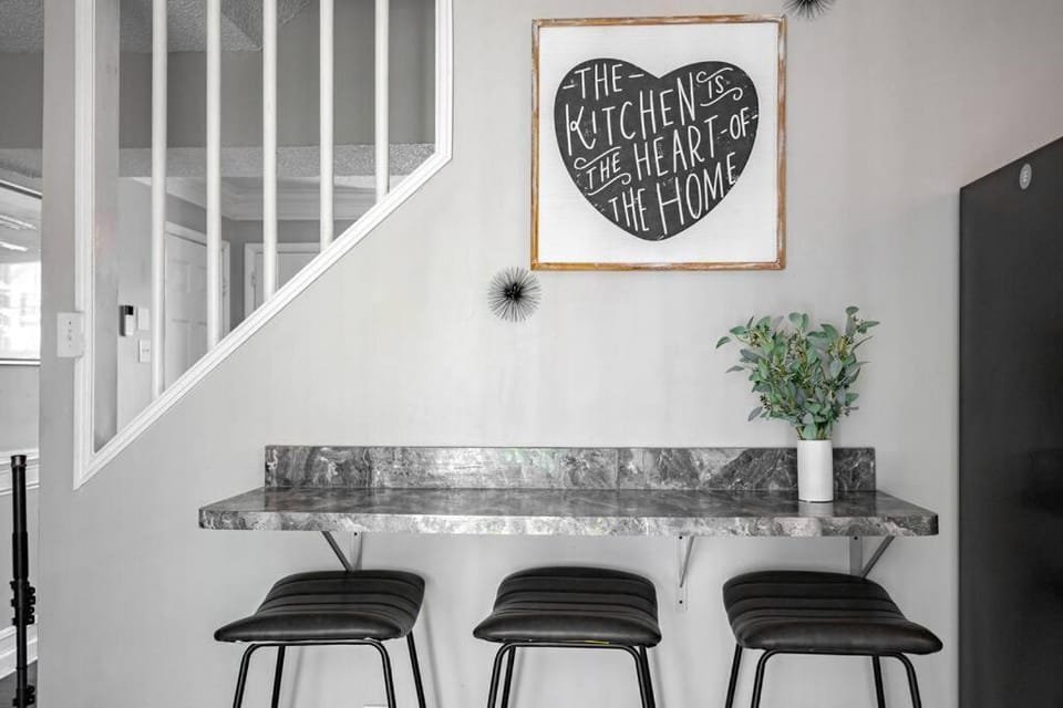 Kitchen or kitchenette, Seating area, Dining area