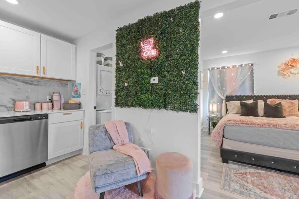 Luxury Pink Suite in Downtown Apartment in Dallas