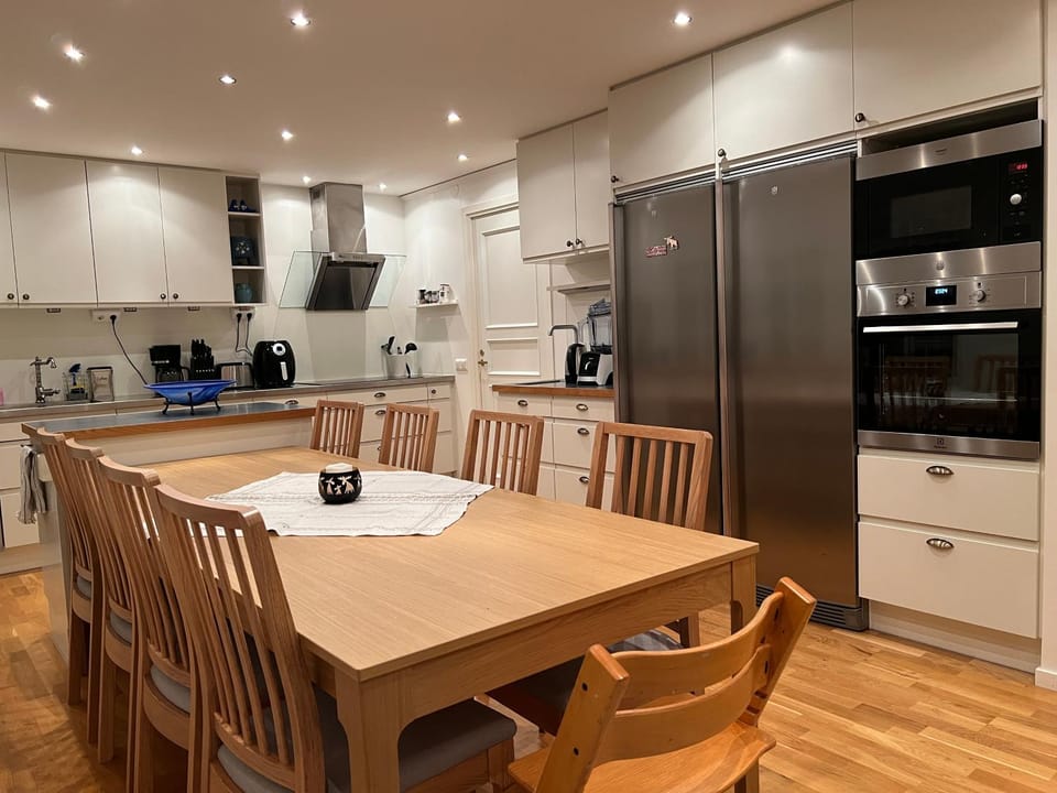 Coffee/tea facilities, Kitchen or kitchenette, Dining area, dishwasher, stove, toaster