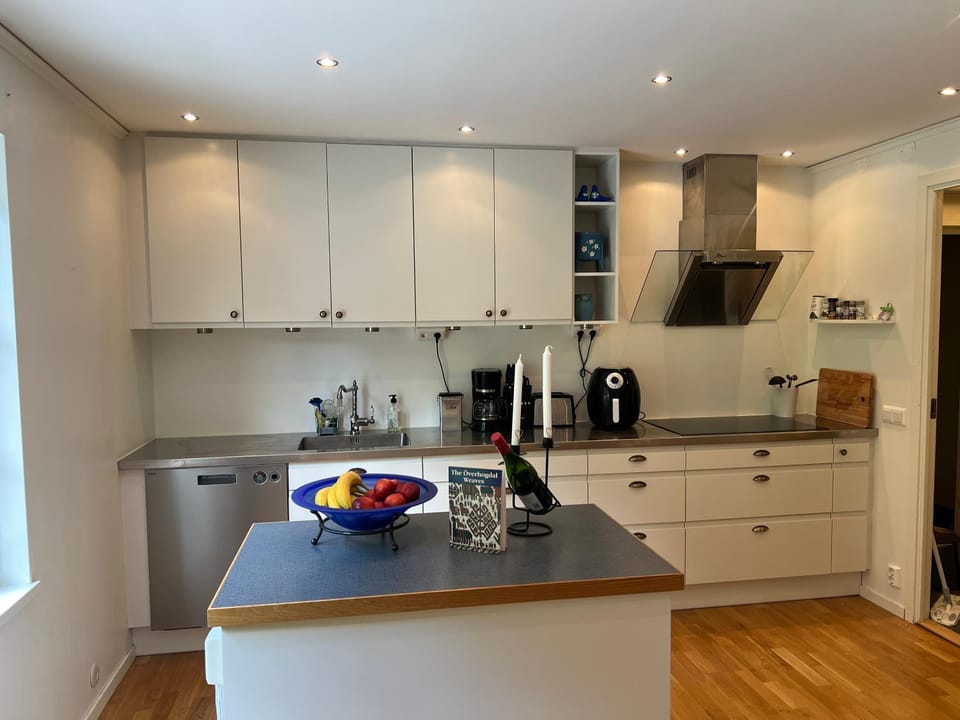 Coffee/tea facilities, Kitchen or kitchenette, dishwasher, stove, toaster