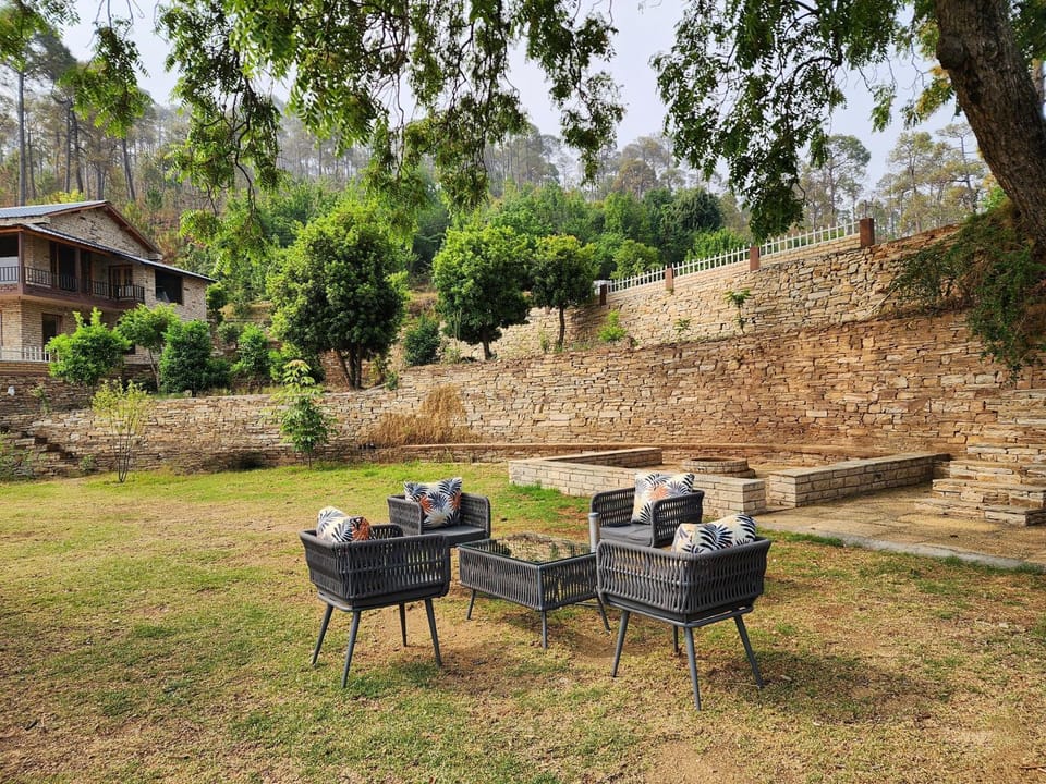 Day, Seating area