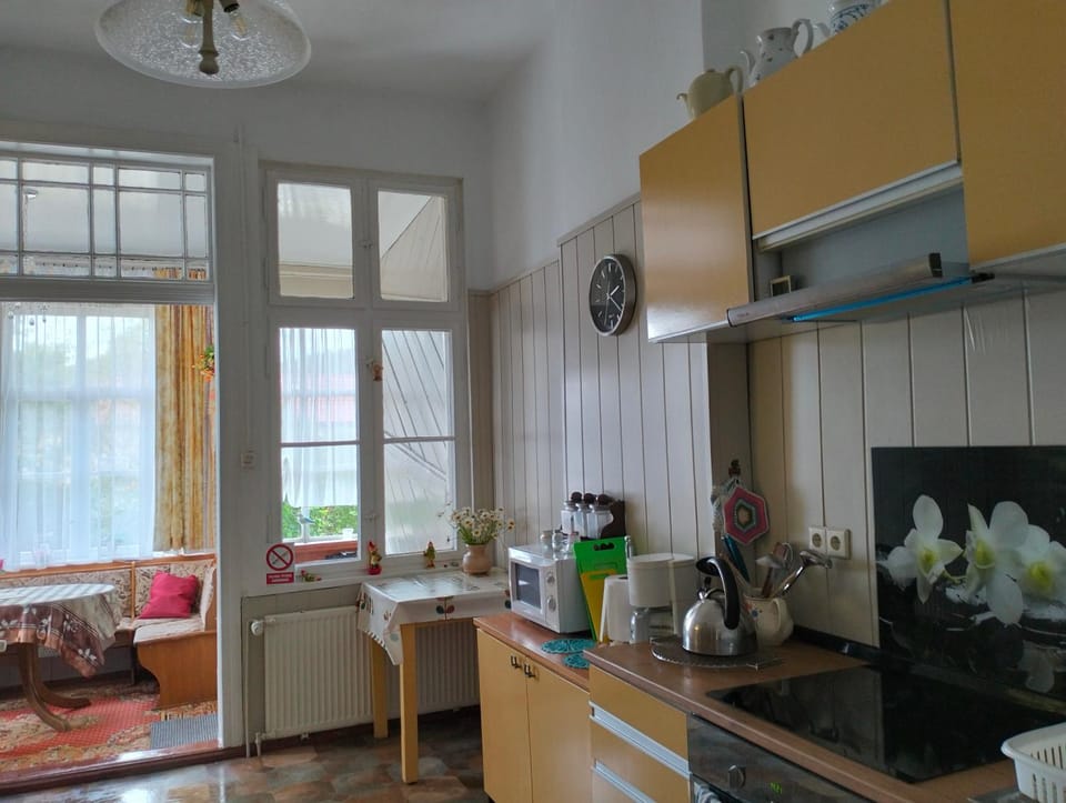 Property building, Coffee/tea facilities, Kitchen or kitchenette