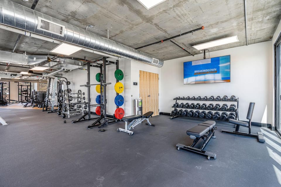 Best views! Lux 9th fl Gym Pking Pool Htub King BD Apartment in Salt Lake City