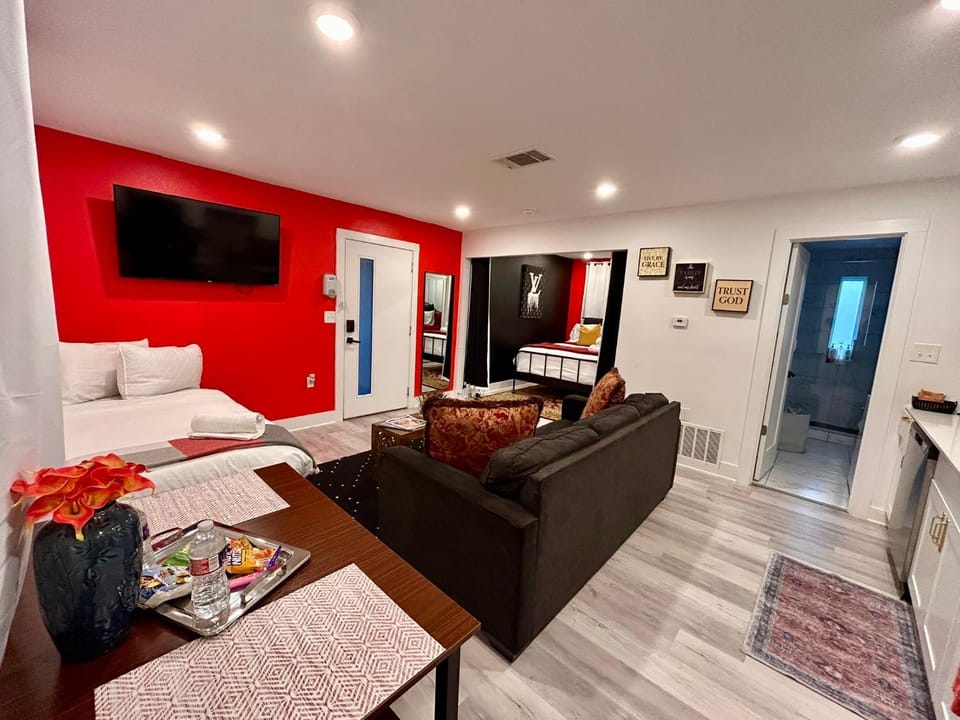 Dramatic Modern Retreat & Free Gated Parking Apartment in Dallas