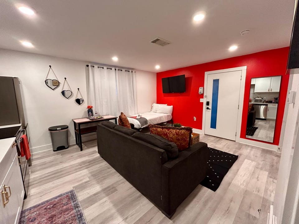 Dramatic Modern Retreat & Free Gated Parking Apartment in Dallas