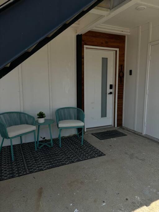 Dramatic Modern Retreat & Free Gated Parking Apartment in Dallas