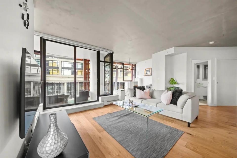 Spacious 2BR Downtown Vancouver Condo Free Parking Apartment in Vancouver